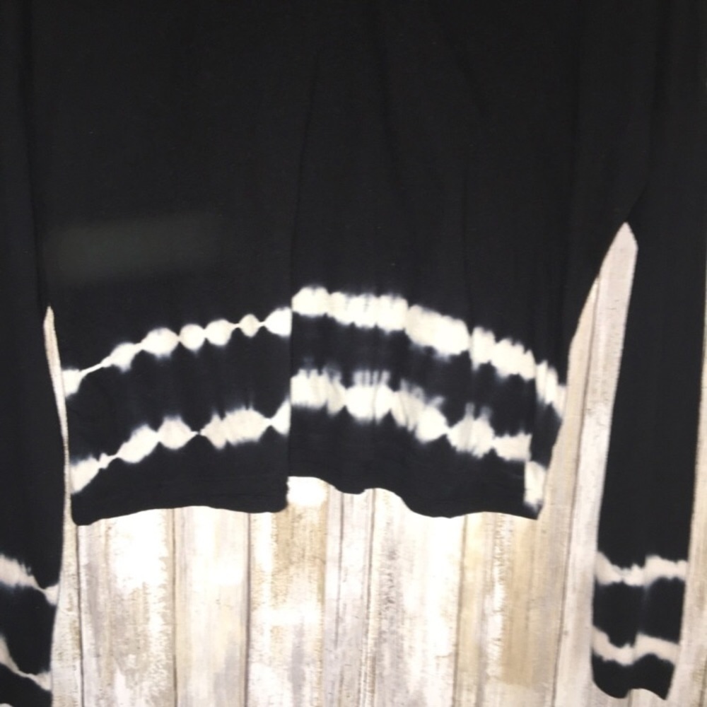 Wild Fable Black & White Dye Long Sleeve - Picture 2 of 3